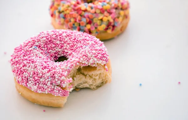 Donuts rosa y pastel sobre fondo de color blanco . — Foto de Stock