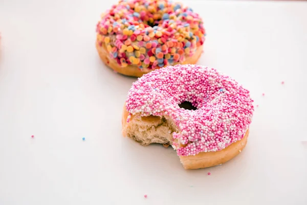 Donuts rosa y pastel sobre fondo de color blanco . — Foto de Stock