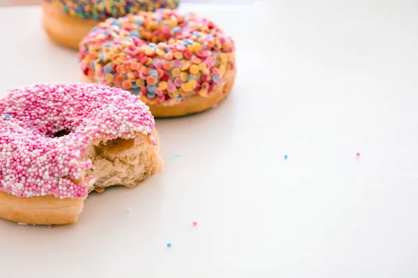 Donuts rosa y pastel sobre fondo de color blanco . — Foto de Stock