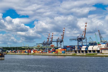 Rotterdam, Hollanda limanında lojistik iş. Vinçler ve yük yükleme boşaltma