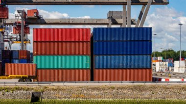Rotterdam limanında konteynerler, Hollanda. Lojistik iş, kargo yükleme boşaltma