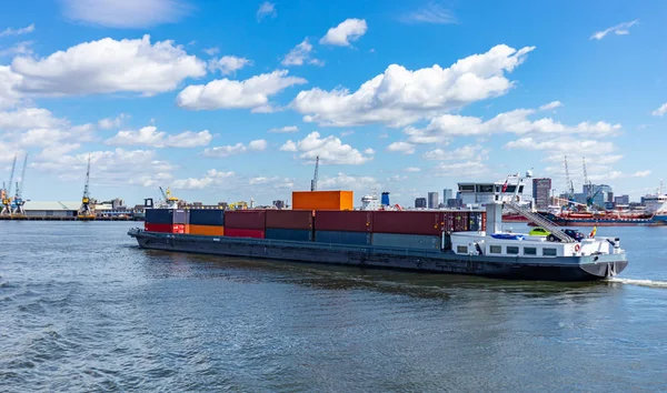 Container fartyg och logistik vid Rotterdams hamn — Stockfoto