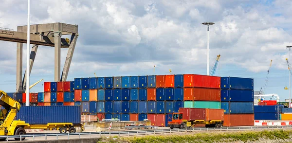 Containrar vid hamnen i Rotterdam, Nederländerna. Logistikverksamhet, Last avlastning — Stockfoto