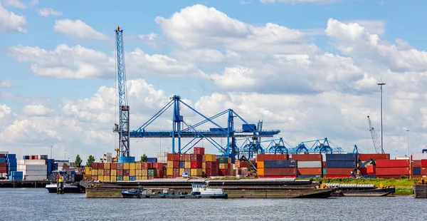 Kranar i hamnen i Rotterdam, Nederländerna. Logistikverksamhet, Last avlastning — Stockfoto