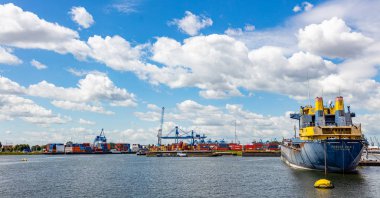 Rotterdam Limanı, Hollanda. Lojistik iş, kargo yükleme boşaltma
