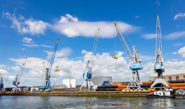Rotterdam limanında vinçler, Hollanda. Lojistik iş, kargo yükleme boşaltma
