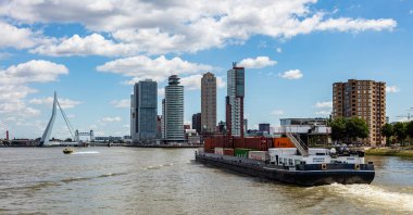 Rotterdam cityscape karşı konteyner gemi ve lojistik