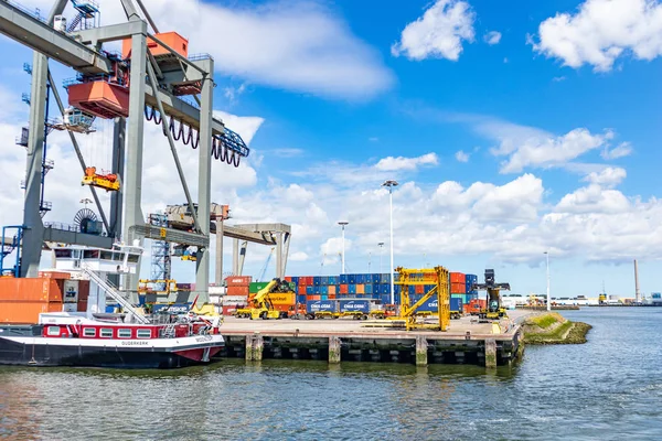 Hamnen i Rotterdam, Nederländerna. Logistikverksamhet, Last avlastning — Stockfoto