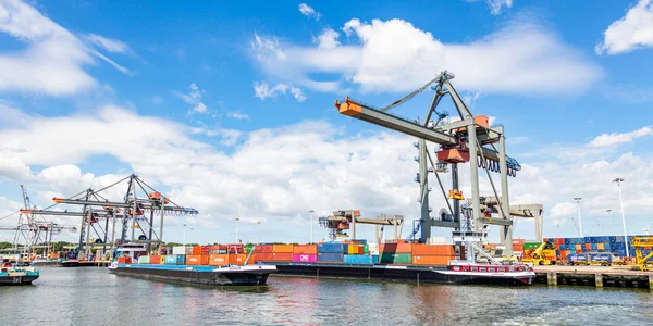 Hamnen i Rotterdam, Nederländerna. Logistikverksamhet, Last avlastning — Stockfoto