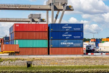 Rotterdam limanında konteynerler, Hollanda. Lojistik iş, kargo yükleme boşaltma