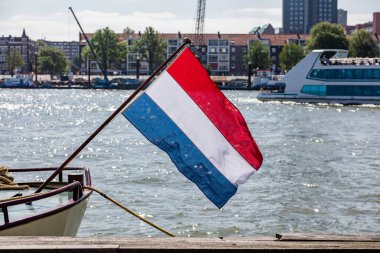 Rotterdam'da teknede Hollanda bayrağı sallanıyor