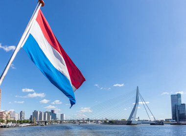 Rotterdam'da teknede sallanan Hollanda ulusal bayrağı