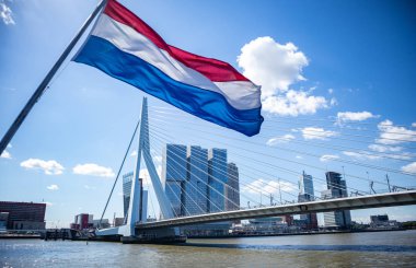 Rotterdam'da teknede sallanan Hollanda ulusal bayrağı