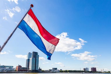 Rotterdam'da teknede sallanan Hollanda ulusal bayrağı