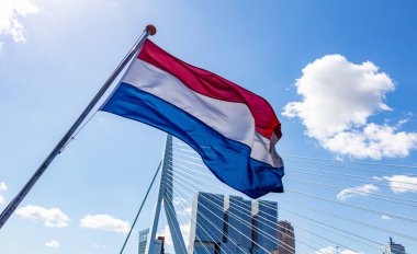 Rotterdam'da teknede sallanan Hollanda ulusal bayrağı