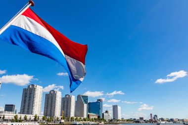 Rotterdam'da teknede sallanan Hollanda ulusal bayrağı