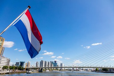 Rotterdam'da teknede sallanan Hollanda ulusal bayrağı