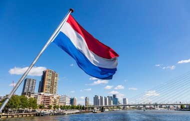 Rotterdam'da teknede sallanan Hollanda ulusal bayrağı