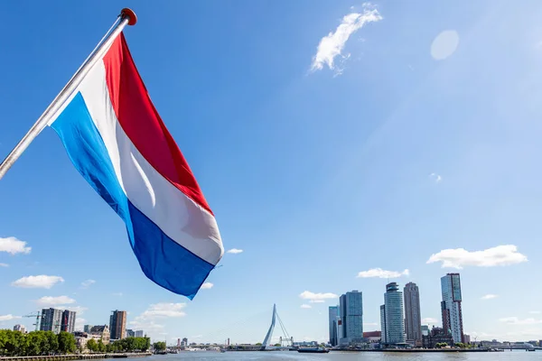 Nizozemská národní vlajka mávající na lodi v Rotterdamu — Stock fotografie