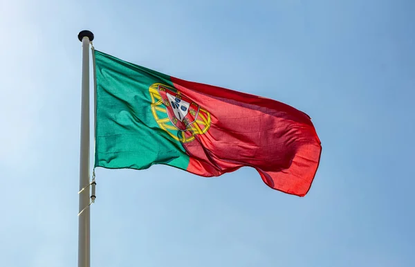 Bandera de Portugal ondeando contra cielo azul claro — Foto de Stock