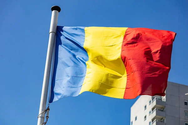 罗马尼亚国旗在晴朗的蓝天上飘扬 — 图库照片