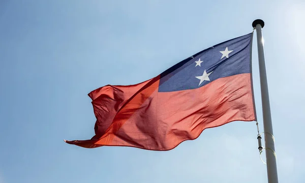 Bandera de Samoa ondeando contra cielo azul claro —  Fotos de Stock