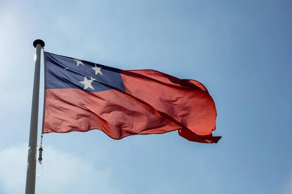 Bandera de Samoa ondeando contra cielo azul claro —  Fotos de Stock