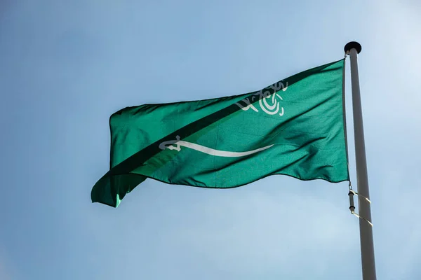 Bandera de Arabia Saudita ondeando contra el cielo azul claro —  Fotos de Stock