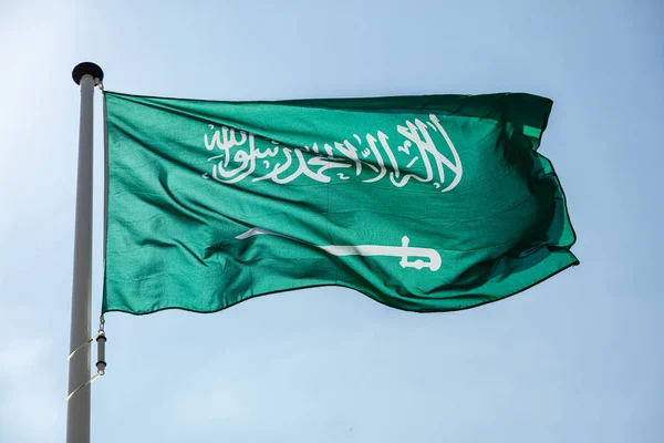 Bandera de Arabia Saudita ondeando contra el cielo azul claro — Foto de Stock