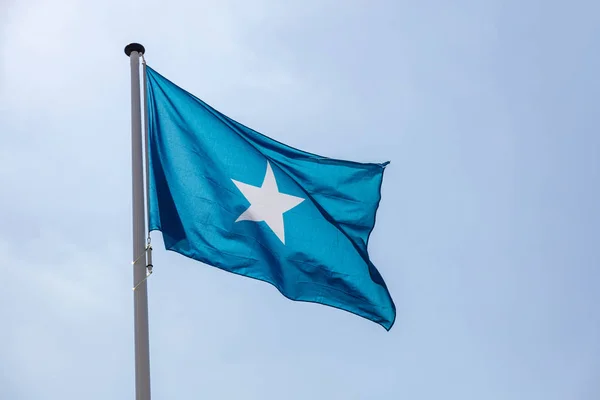 Bandera de Somalia ondeando contra cielo azul claro —  Fotos de Stock
