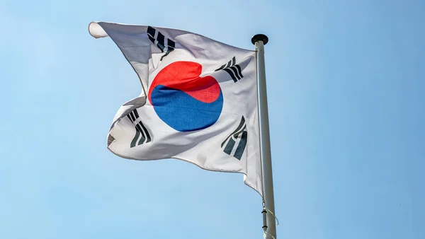 Bandera de Corea del Sur ondeando contra cielo azul claro — Foto de Stock