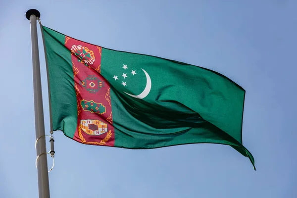 맑고 푸른 하늘을 향해 흔들리는 투르크메니스탄 국기 — 스톡 사진