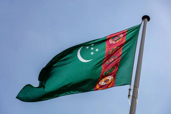 맑고 푸른 하늘을 향해 흔들리는 투르크메니스탄 국기 — 스톡 사진