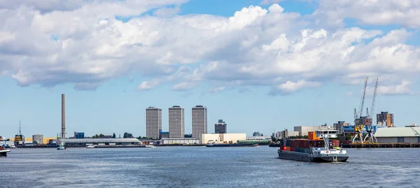 Nave container e logistica contro il paesaggio urbano di Rotterdam — Foto Stock