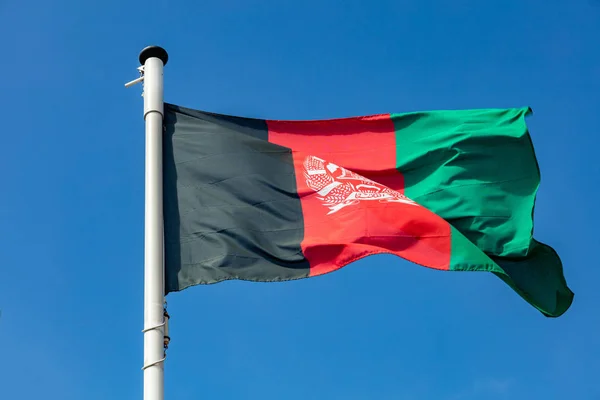 Afghanistans Flagge weht vor strahlend blauem Himmel — Stockfoto