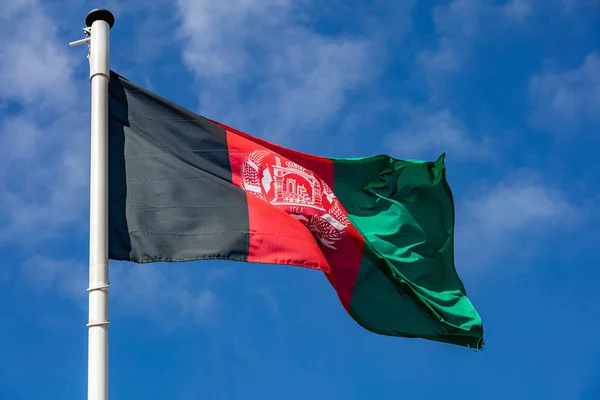 맑고 푸른 하늘을 향해 흔들리는 아프가니스탄 국기 — 스톡 사진