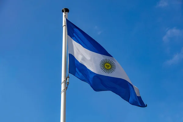 Bandera argentina ondeando contra cielo azul claro —  Fotos de Stock