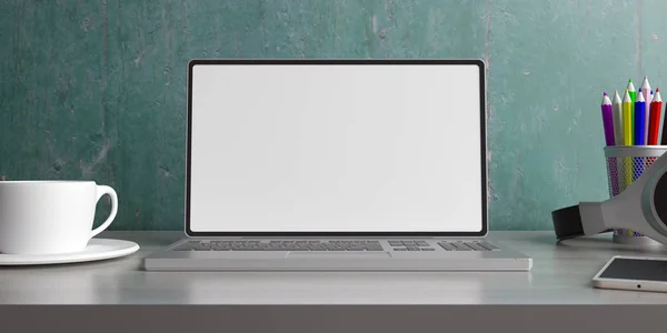 Laptop mit leerem Bildschirm auf einem Schreibtisch. 3D-Illustration — Stockfoto