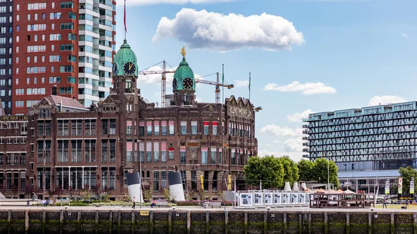 Hotelová restaurace Holland New York na řece Maas nedaleko přístavu. Rotterdam, Nizozemsko. — Stock fotografie
