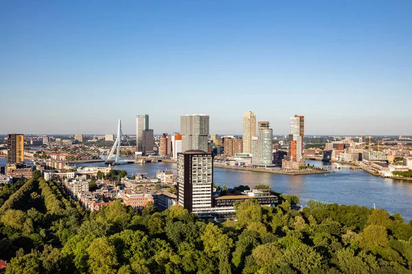 Rotterdam Hollandia városkép és Erasmus-híd. Légi kilátás az Euromast toronyból, napsütéses nap — Stock Fotó