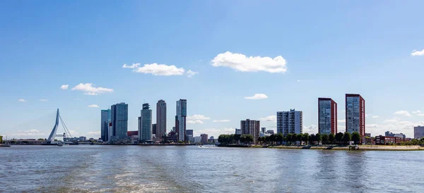 Cityscape ve Erasmus köprüsü, güneşli bir gün. Rotterdam, Hollanda. — Stok fotoğraf