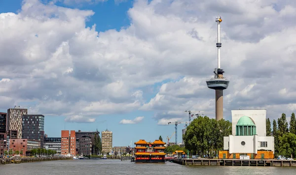 Şehir manzarası ve limana yakın Maas Nehri. Rotterdam, Hollanda. — Stok fotoğraf