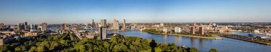 Rotterdam Hollanda şehir manzarası ve Erasmus köprüsü. Euromast kulesinden panoramik manzara, güneşli bir gün