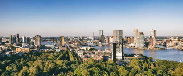 Rotterdam Paysage urbain néerlandais et pont Erasmus. Vue panoramique depuis la tour Euromast, journée ensoleillée — Photo