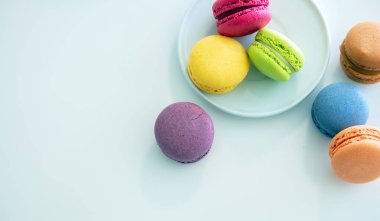 Beyaz arka planda renkli makaronlar, görünümü kapatın
