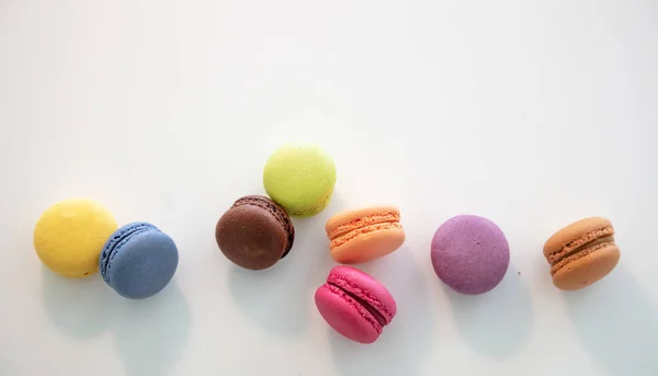 Macarons coloridos no fundo branco, vista de perto — Fotografia de Stock