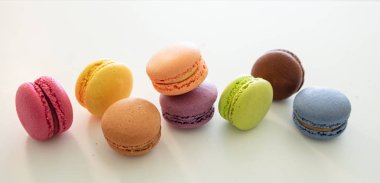 Beyaz arka planda renkli makaronlar, görünümü kapatın