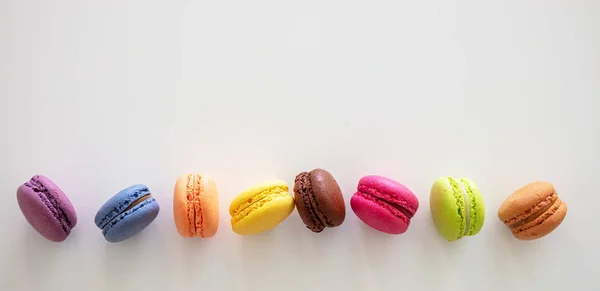 Macarons colorés sur fond blanc, vue rapprochée — Photo