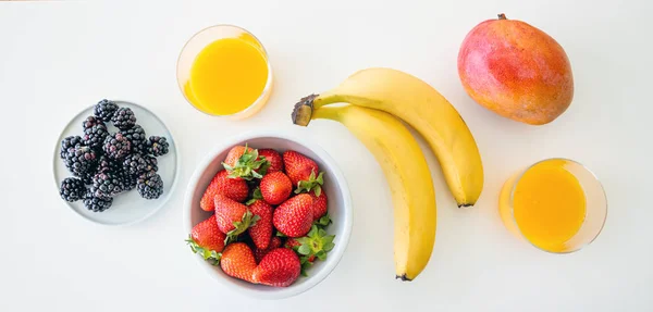 Frutta fresca e succo d'arancia isolato su bianco. Colazione sana per due. Vista dall'alto — Foto Stock