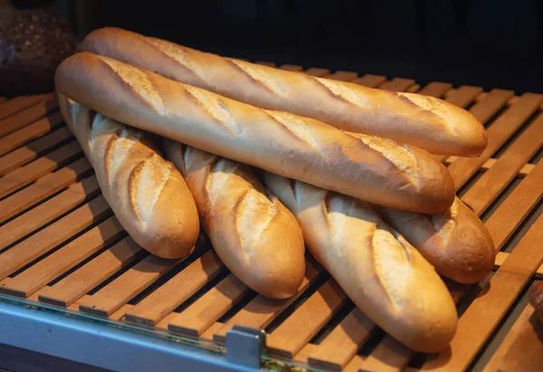 Pane baguette mocassini in una vetrina di panetteria, vista da vicino — Foto Stock